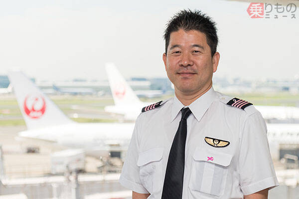 パイロットが「ピンクリボン肩章」を着ける意義とは　JAL、乳がんに関する啓発活動で