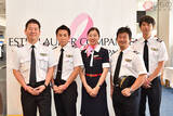 「パイロットが「ピンクリボン肩章」を着ける意義とは　JAL、乳がんに関する啓発活動で」の画像1