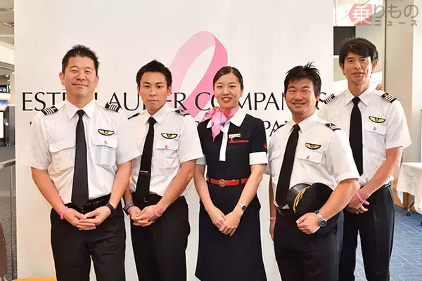 パイロットが「ピンクリボン肩章」を着ける意義とは　JAL、乳がんに関する啓発活動で