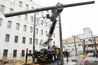 巨大アームで線路脇の電柱を回転　JR西日本「電柱ハンドリング車」を新開発