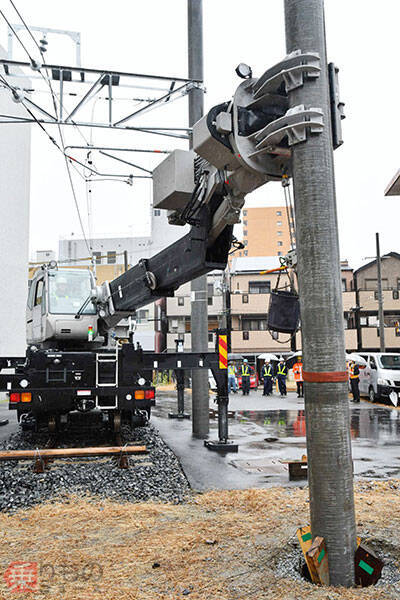 巨大アームで線路脇の電柱を回転　JR西日本「電柱ハンドリング車」を新開発