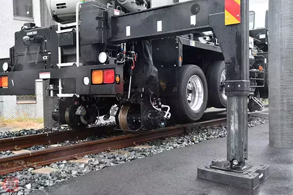 「巨大アームで線路脇の電柱を回転　JR西日本「電柱ハンドリング車」を新開発」の画像