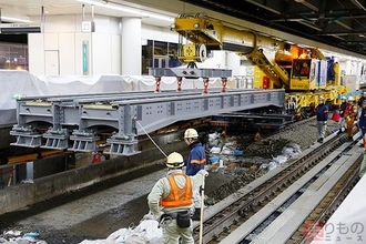 「鉄道クレーン」出現！　東海道新幹線品川駅の線路を「改造」、目的はリニア中央新幹線