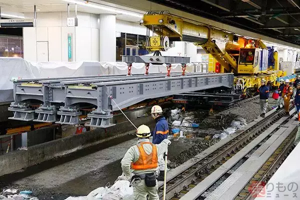 「「鉄道クレーン」出現！　東海道新幹線品川駅の線路を「改造」、目的はリニア中央新幹線」の画像