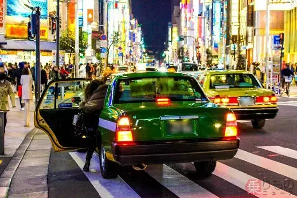 タクシー車内で吐くとどうなるのか　車両は営業できなくなることも…　弁償の必要あり？