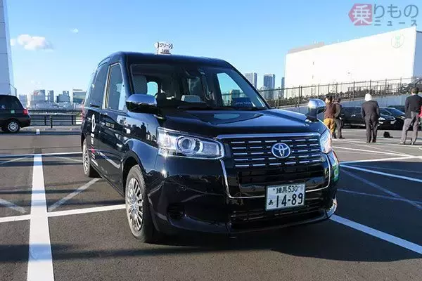 「タクシー車内で吐くとどうなるのか　車両は営業できなくなることも…　弁償の必要あり？」の画像