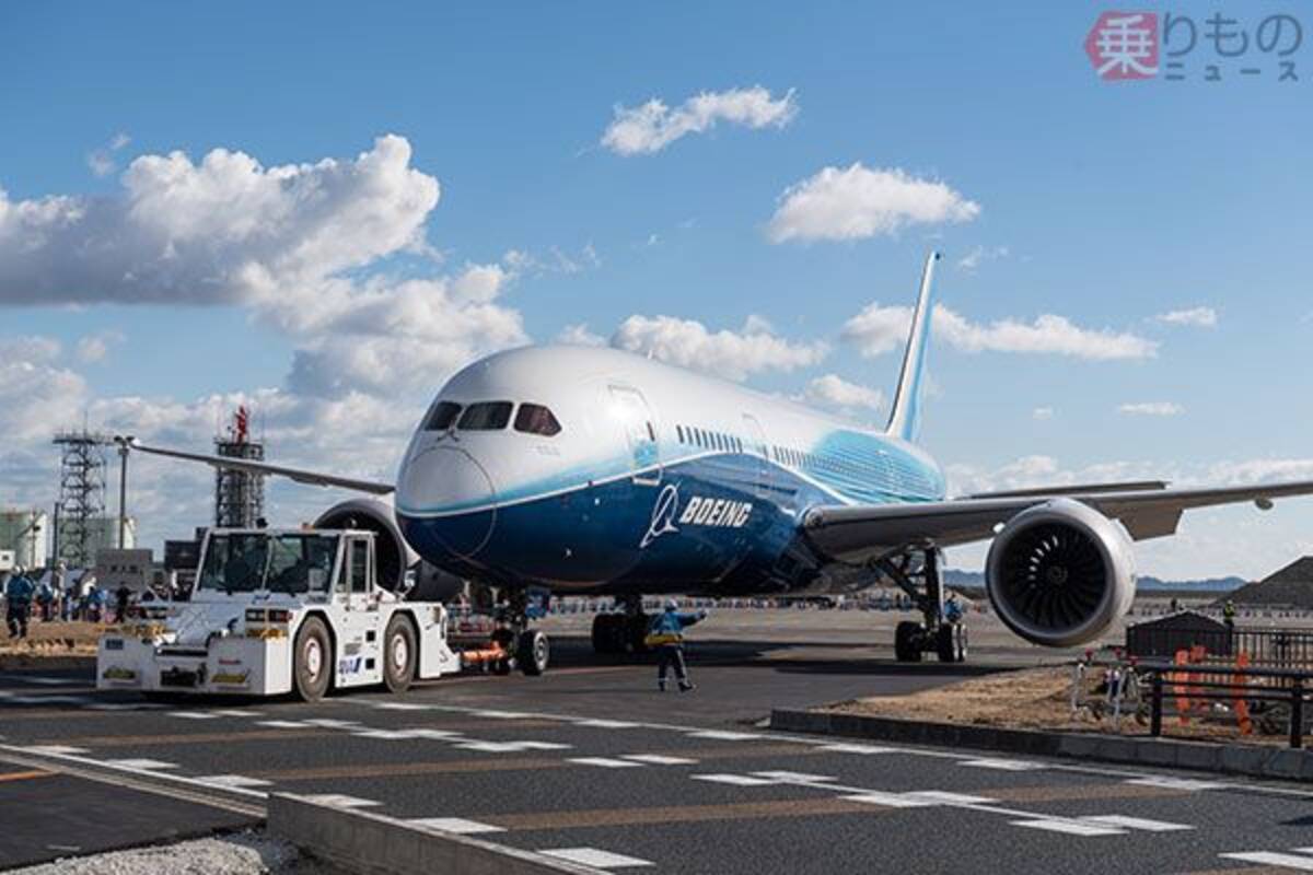 一般道を飛行機が横断？ ボーイング787初号機、展示施設へ大移動 (2017 