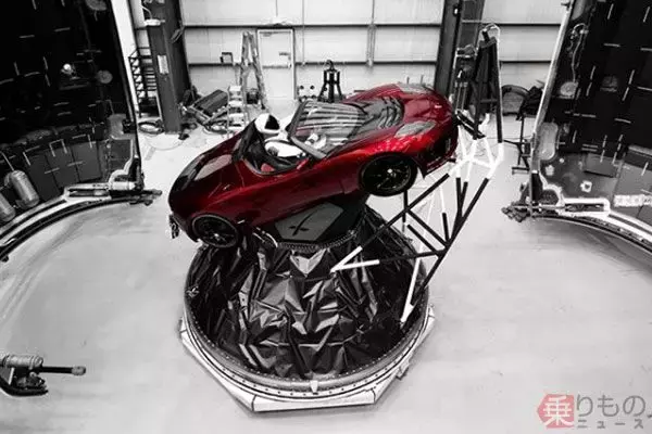 「スペースX新型ロケットどこが画期的？　テスラ車載せ「ファルコン・ヘビー」打ち上げ」の画像