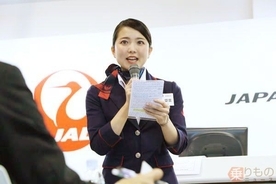 スタッフほぼ女性 Ana ひなまつりフライト テイクオフ 87の脇に桃の花が咲く 18年3月3日 エキサイトニュース