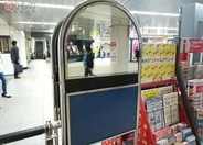 駅構内の鏡、なぜいくつもある？　利用者と広告主をつなぐ「仕組み」