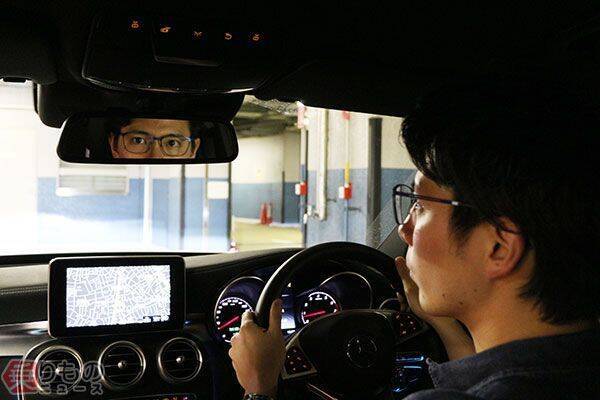 女子がグッとくる駐車のバックの仕草、消滅の危機へ　すべてはバックモニターの功罪！