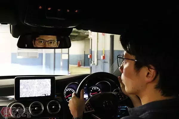 「女子がグッとくる駐車のバックの仕草、消滅の危機へ　すべてはバックモニターの功罪！」の画像