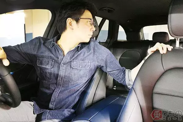女子がグッとくる駐車のバックの仕草、消滅の危機へ　すべてはバックモニターの功罪！