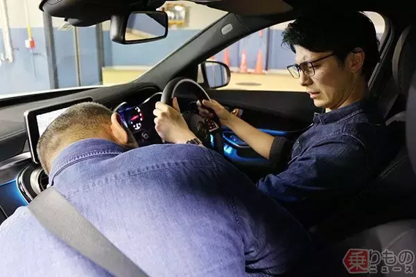 「女子がグッとくる駐車のバックの仕草、消滅の危機へ　すべてはバックモニターの功罪！」の画像