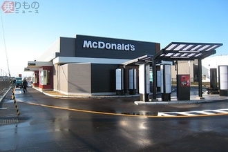 道のど真ん中にマクドナルド、なぜできた　日本唯一の立地、上下線からドライブスルー