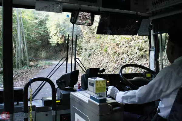 「アーケード商店街を抜け、崖っぷちの終点へ！　四国随一の「秘境バス」に乗ってみた！」の画像