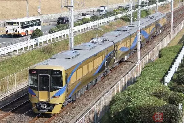 金色「泉北ライナー」が「サザン」に！　南海・泉北が12000系電車を交換