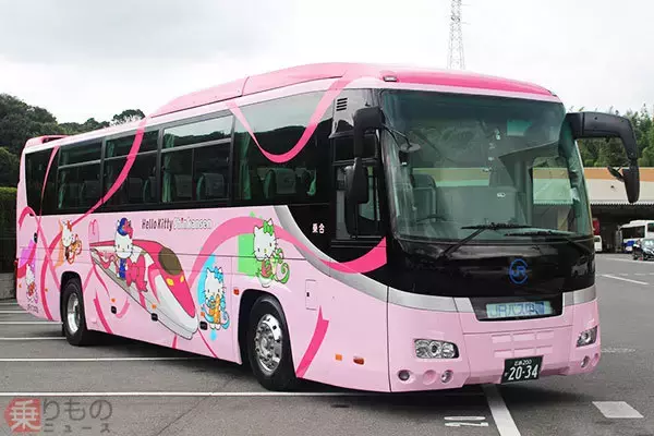 「ハローキティ新幹線」のバス登場！　2種類が広島の観光地を走行