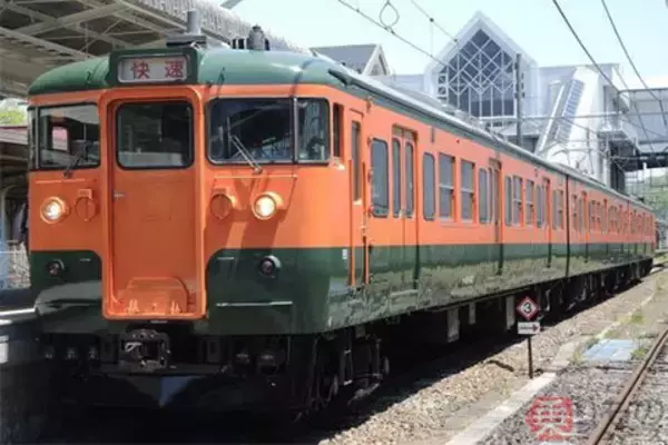 湘南色＋初代長野色＋長野色を連結　115系9両編成、しなの鉄道が特別運転