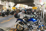 「バイクはどこに停めればいいのか　都市部のバイク駐車場、なぜ整備が進まない？」の画像1