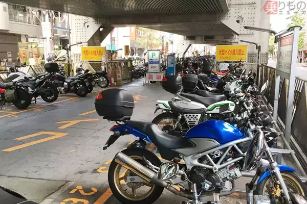 バイクはどこに停めればいいのか　都市部のバイク駐車場、なぜ整備が進まない？