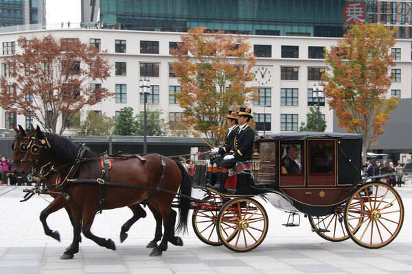 フラッシュ厳禁、「儀装馬車列」とは　オフィス街に響く馬蹄、漆塗り馬車は100年モノ