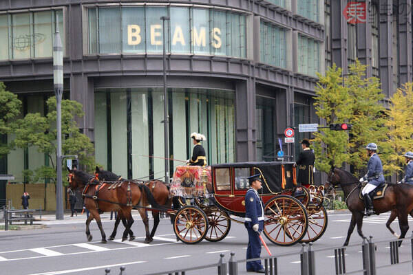 フラッシュ厳禁、「儀装馬車列」とは　オフィス街に響く馬蹄、漆塗り馬車は100年モノ