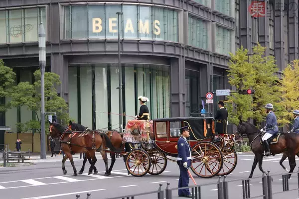 「フラッシュ厳禁、「儀装馬車列」とは　オフィス街に響く馬蹄、漆塗り馬車は100年モノ」の画像