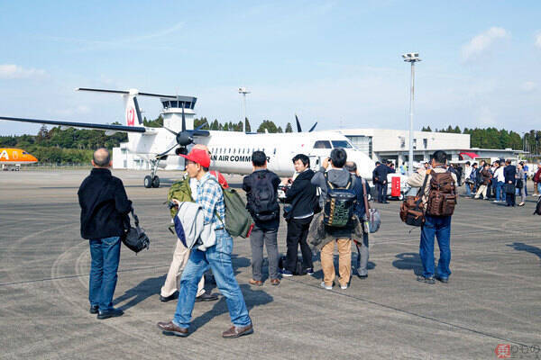 さよならJAC「DHC8-Q400」！　退役ツアーに参加　空港ローパス興奮のラストフライト！