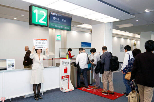 さよならJAC「DHC8-Q400」！　退役ツアーに参加　空港ローパス興奮のラストフライト！