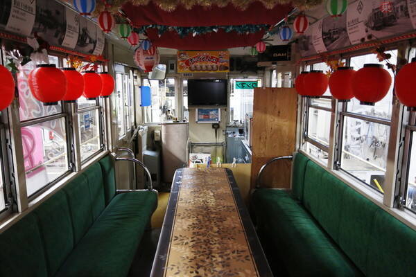 「石畳を駆け上がる路面電車」は絵になる 豊橋鉄道の風景