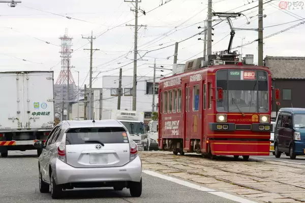 「石畳を駆け上がる路面電車」は絵になる 豊橋鉄道の風景