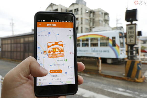 「石畳を駆け上がる路面電車」は絵になる 豊橋鉄道の風景