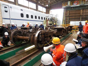 新幹線台車亀裂1年 再発防止へ異常検知装置、におい体感など取り組み推進 JR西日本