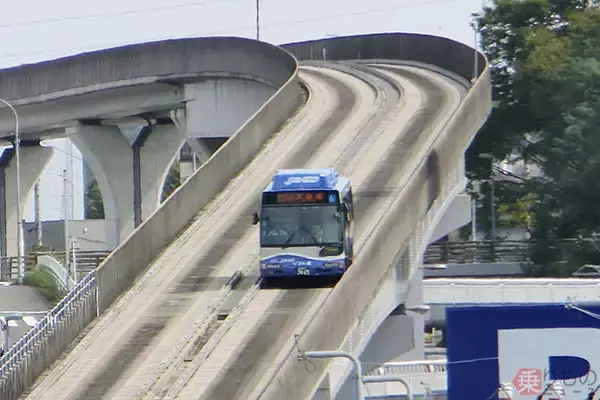 バスが「手放し運転」　日本唯一、「鉄道」の特徴を併せ持つ「ガイドウェイバス」とは