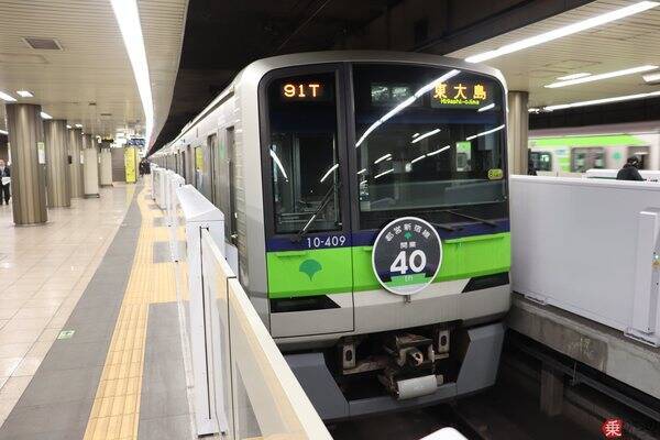 都営新宿線が40周年！ 開業時の装飾をいまの電車で再現