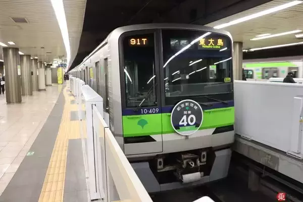 「都営新宿線が40周年！ 開業時の装飾をいまの電車で再現」の画像