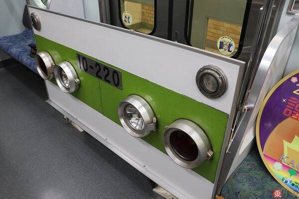 都営新宿線が40周年！ 開業時の装飾をいまの電車で再現