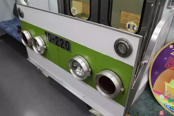 「都営新宿線が40周年！ 開業時の装飾をいまの電車で再現」の画像