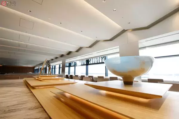 「ANA、伊丹空港ラウンジを一新！ 席が入口からの距離で変化 地域の味も」の画像