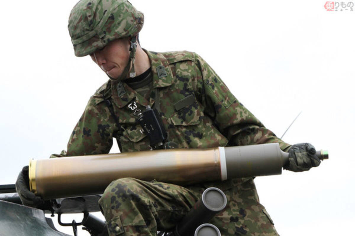戦車の砲弾、射撃後の空薬莢はどう処理するの？ 狭い砲塔、溜まる薬莢 