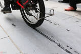 「道路に残る自転車のタイヤ痕を広告に！ 拡大するシェア自転車の新展開になるか？」の画像1