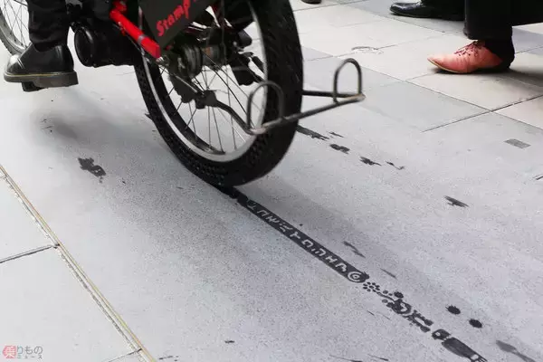 道路に残る自転車のタイヤ痕を広告に！ 拡大するシェア自転車の新展開になるか？