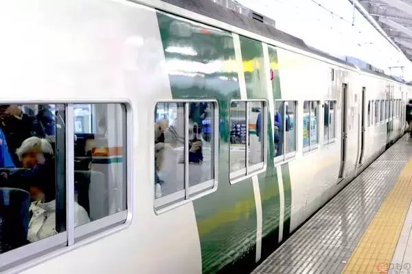 「見納め間近？ 昭和から平成を駆けた最後の国鉄特急形電車「185系」その団体列車に乗る」の画像