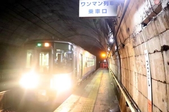 ホームから駅の外まで5分 トンネル内のトキ鉄「筒石駅」で下車、開業以来の変化が