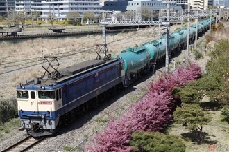 横浜港を通る貨物線「高島線」に乗る ピカピカの新車両が機関車にひかれて走ることも
