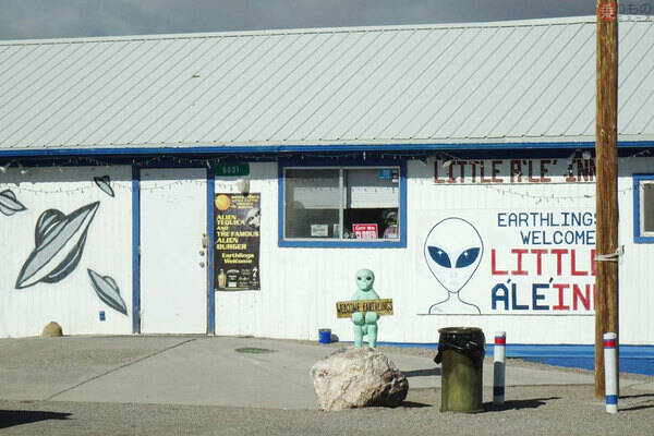 これも地産地消か エリア51ほど近く、世界中のUFOファン集う「エイリアンのお宿」とは