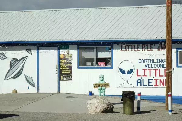 「これも地産地消か エリア51ほど近く、世界中のUFOファン集う「エイリアンのお宿」とは」の画像