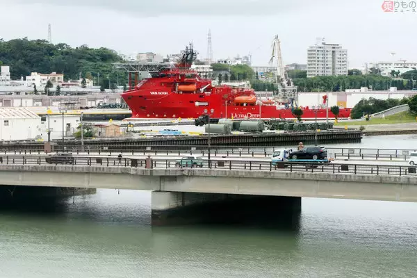 「那覇軍港に「異形の真っ赤な船」あらわる その「深海能力」で墜落のF-35戦闘機捜索へ」の画像