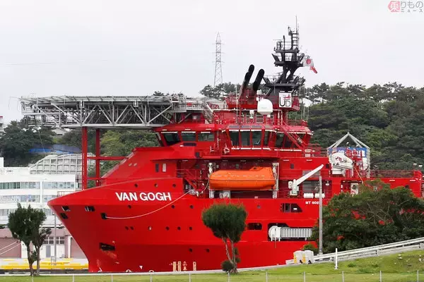 「那覇軍港に「異形の真っ赤な船」あらわる その「深海能力」で墜落のF-35戦闘機捜索へ」の画像